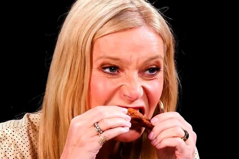 Gwyneth Paltrow mató una mosca con sus manos mientras comía pollo y recordaba los ronquidos de Clinton en la proyección de una de sus películas