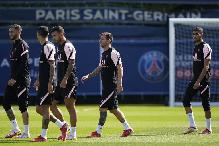 Entrenamiento del Paris Saint-Germain (psg). Lionel Messi; angel Di María; Mauro Icardi; Kylian Mbappe; Neymar; Leandro Paredes; Pablo Sarabia; Ander Herrera; Juan Bernat; Achraf Hakimi;