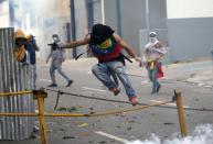 <p>Un protestante durante enfrentamientos con la policía en una manifestación de la oposición en Caracas, Venezuela, 8 de abril de 2017. REUTERS / Carlos Garcia Rawlins</p>