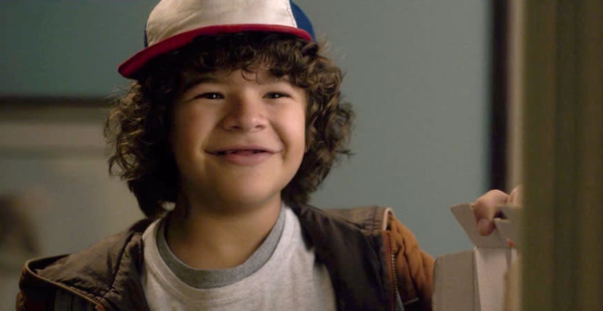 Dustin from “Stranger Things” loves showing off his fake teeth in real life, and obviously it’s adorable