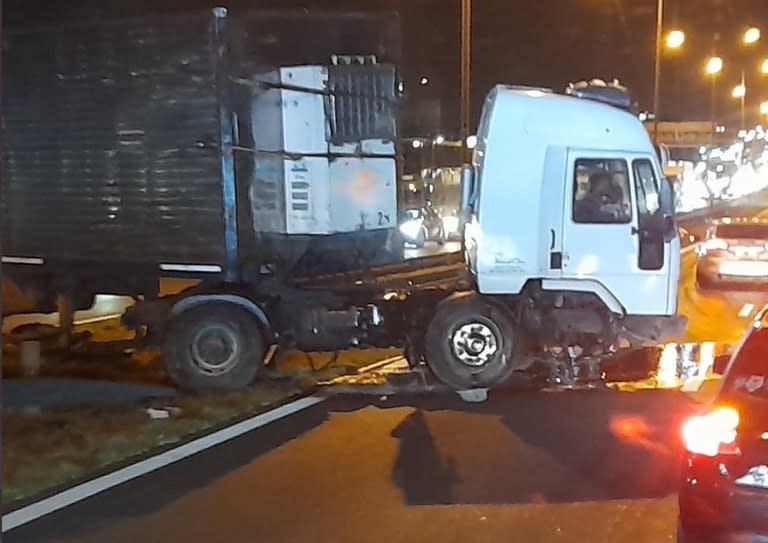 Un camión quedó cruzado en la Panamericana