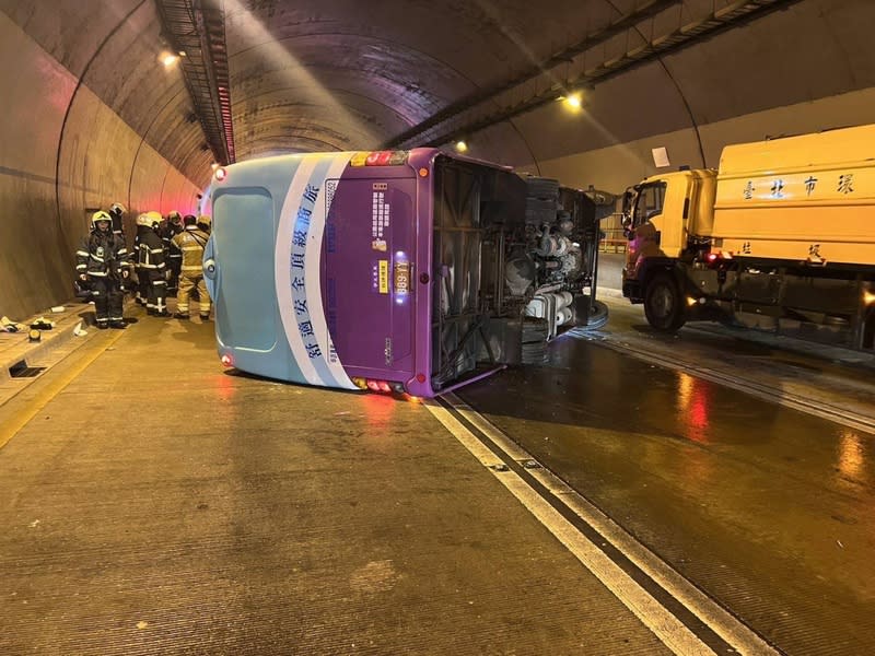 康橋校車翻覆  北市警鑑識取證 康橋國際學校秀岡校區校車11日晚間在台北市文山隧 道內翻覆。台北市警方12日進行事證調查，將相關行 車記錄器帶回鑑識、判讀，以了解案發時的行車速 限、時間及車內畫面情況，釐清事故發生原因。 （翻攝照片） 中央社記者黃麗芸傳真  113年3月12日 