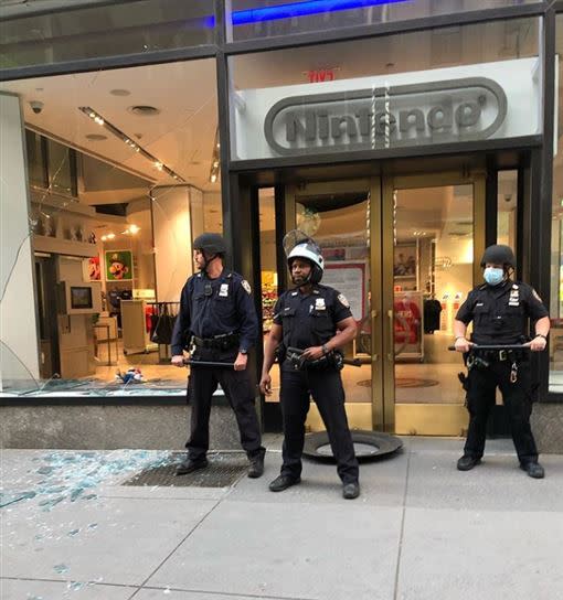任天堂紐約旗艦店遭不明人士門口砸碎櫥窗玻璃。（圖／翻攝自tyevalentine IG）