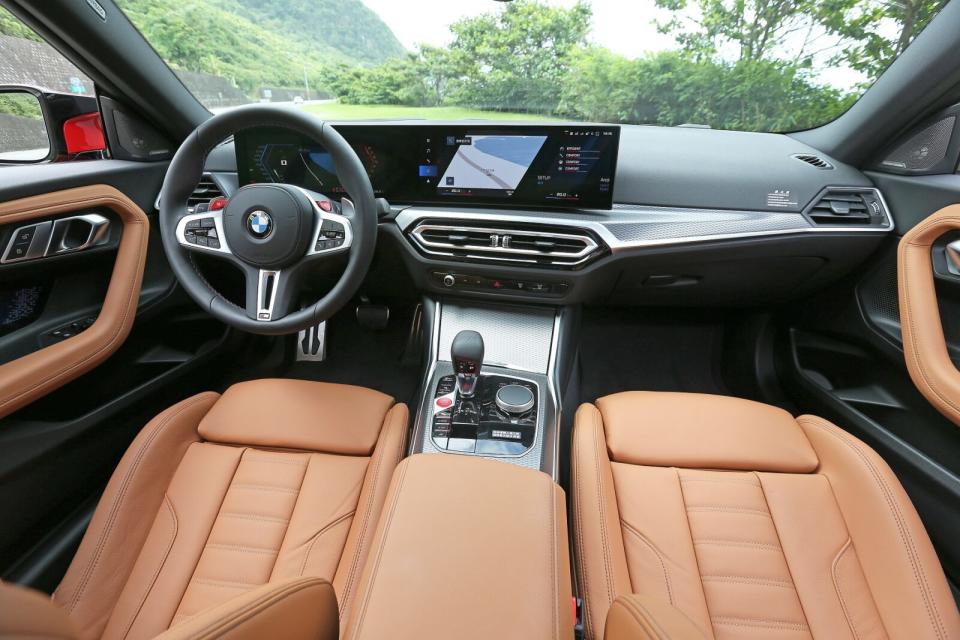 座艙採用新世代的一體式曲面懸浮螢幕搭配M專屬風格，營造熱血氛圍且不失豪華質感。
