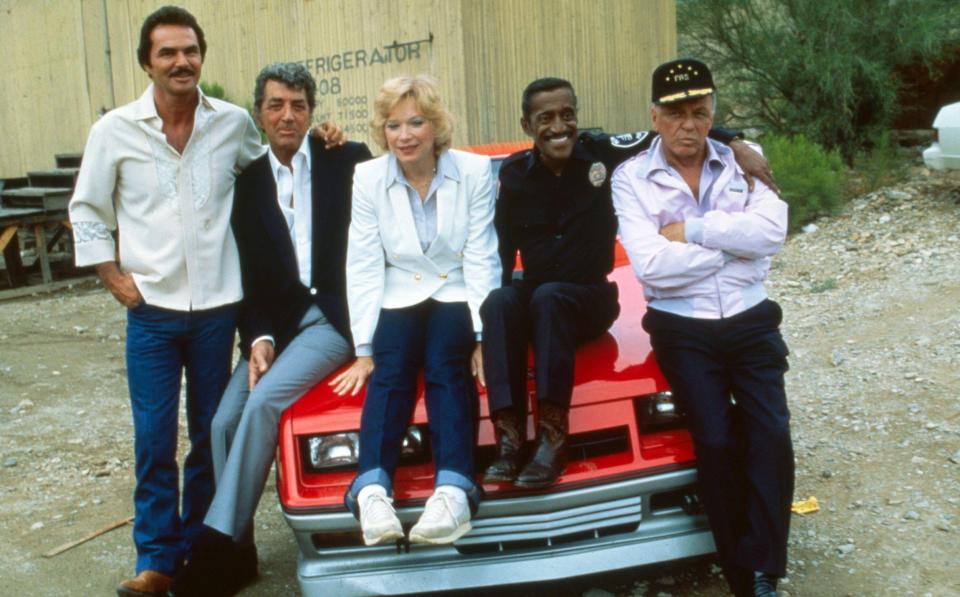 The cast of Cannonball Run II: (l-r) Burt Reynolds, Dean Martin, Shirley MacLaine, Sammy Davis, Jr., Frank Sinatra - Everett Collection Inc / Alamy Stock Photo