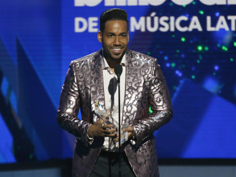 ARCHIVO – En esta fotografía de archivo del 25 de abril de 2019 Romeo Santos recibe el premio al artista tropical solista del año en los Premios Billboard de la Música Latina en Las Vegas. Santos recibirá el premio al top latin álbum de la década en los Premios Billboard de la Música Latina el 21 de octubre de 2020 por su álbum "Fórmula: Vol.2". (Foto Eric Jamison/Invision/AP, archivo)