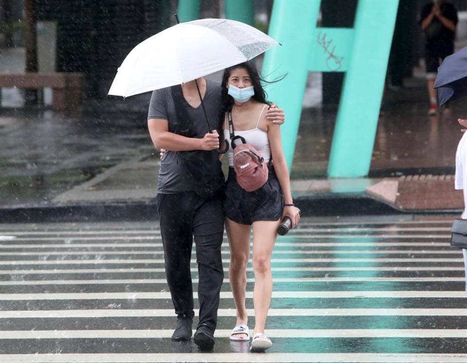 颱風北上引進西南風「回馬槍」，中央氣象局發布大雨特報，易有短延時強降雨。(鄭任南攝)