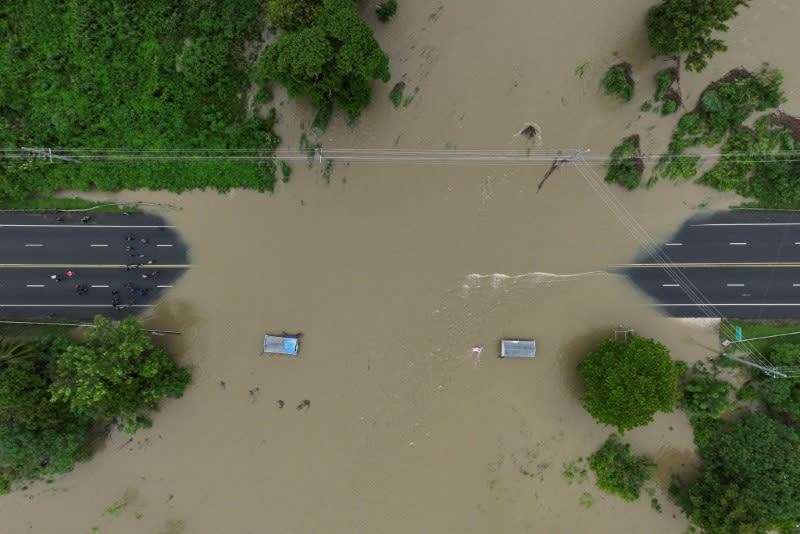 Widok z drona na zanurzony most nad zalaną rzeką La Plata w Puerto Rico po burzy tropikalnej Ernesto.