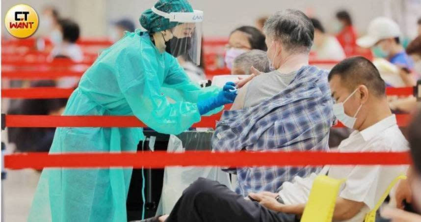 醫師直言，台灣新冠疫苗取得與施打早就是一齣荒謬劇。（示意圖／林士傑攝）