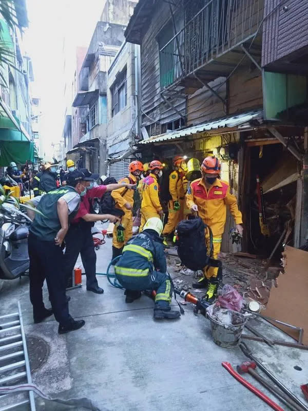 高雄市消防局指出，3日下午獲報在鹽埕區五福四路上一棟透天建物側面牆突然倒塌，救護人員到場先將受困44歲男子救出，傷者意識清醒未送醫，但另名年約80歲婦人救出時已呈OHCA（到院前心肺功能停止），緊急送醫搶救。（民眾提供）