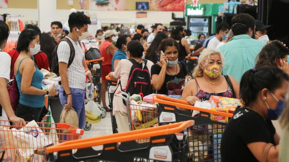 Supermercado lleno de personas en Cancún a medida que se acerca el huracán Delta