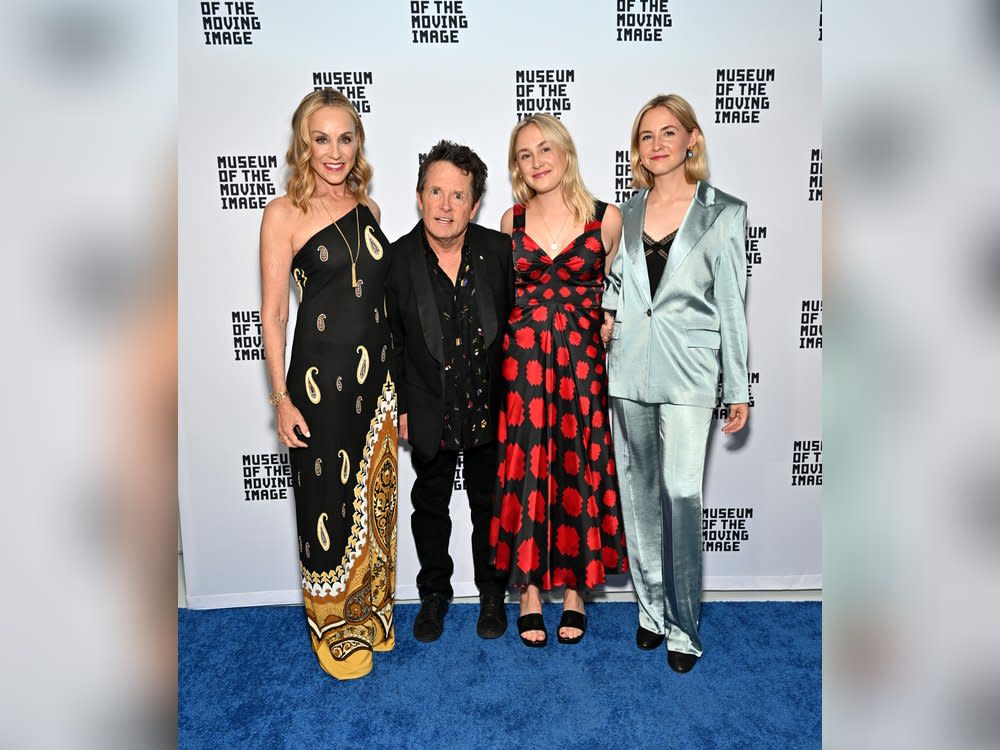 Schauspieler Michael J. Fox mit Ehefrau Tracy (li.) und den Zwillingstöchtern Aquinnah und Schuyler bei der Preisverleihung in New York. (Bild: getty/[EXTRACTED]: Slaven Vlasic/Getty Images)