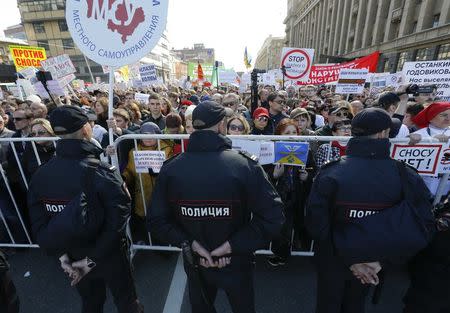 Residents protest against the decision by authorities to demolish soviet five-storey houses in Moscow, Russia, May 14, 2017. REUTERS/Sergei Karpukhin