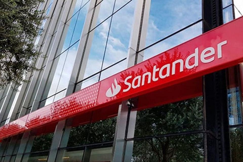 Santander Río Superbot utiliza IA para brindar asistencia y responder consultas de los clientes en tiempo real. 