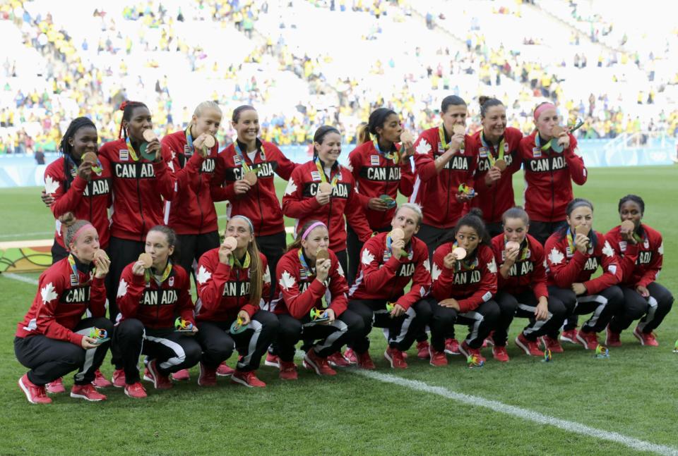 2016 Rio Olympics - Soccer - Victory Ceremony - Women&#39;s Football Tournament Victory Ceremony - Corinthians Arena - Sao Paulo, Brazil - 19/08/2016. Canada&#39;s (CAN) players pose with their bronze medals. REUTERS/Paulo Whitaker FOR EDITORIAL USE ONLY. NOT FOR SALE FOR MARKETING OR ADVERTISING CAMPAIGNS.