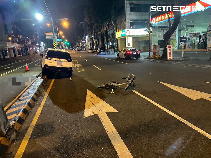 台中市北屯區今天凌晨發生一起自小客車撞UBIKE車禍。（圖／翻攝畫面）