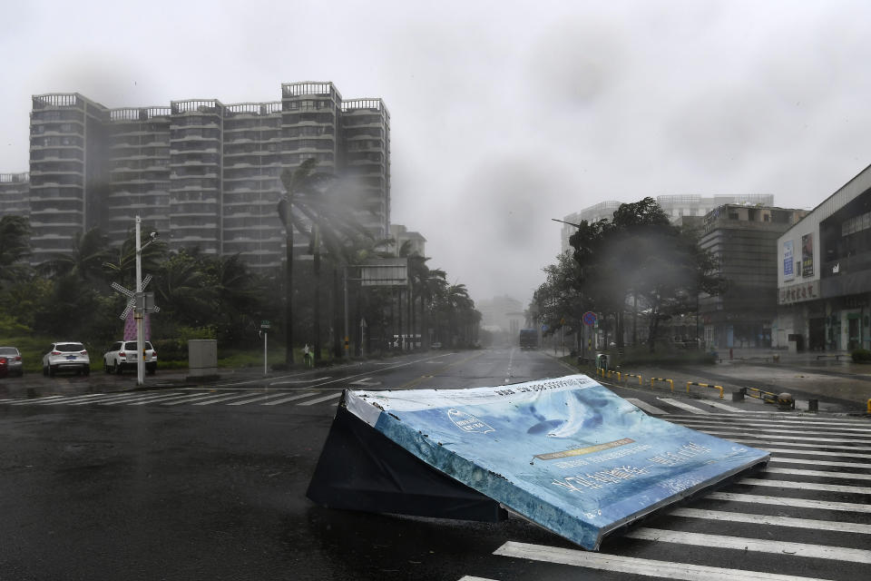 En esta imagen, distribuida por la agencia de noticias Xinhua, una valla publicitaria caída sobre la carretera tras el paso del tifón Yagi por Haikou, en la provincia de Hainan, en el sur de China, el 6 de septiembre de 2024. (Yang Guanyu/Xinhua vía AP)