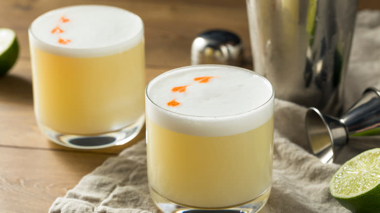 Cocktails with egg white topping