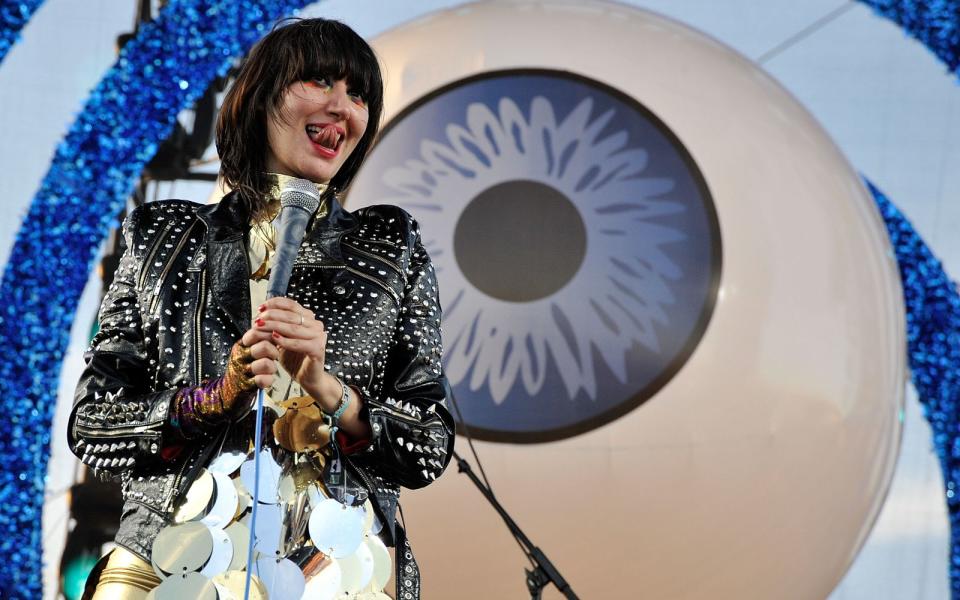 Die Lederjacke verrät's: Karen O mag eine Pop-Stilikone sein, aber ihr Herz gehört dem Rock'n'Roll. Dafür, wie sie beides zusammenführt (man achte etwa auf die XXL-Pailletten wie aus dem Baumarkt), wird die Sängerin der Band Yeah Yeah Yeahs (neues Album "Cool It Down", 30. September) weltweit gefeiert - auch von Leuten, die wahrscheinlich noch nie einen ihrer Songs gehört haben. (Bild: Getty Images/Kevin Winter)