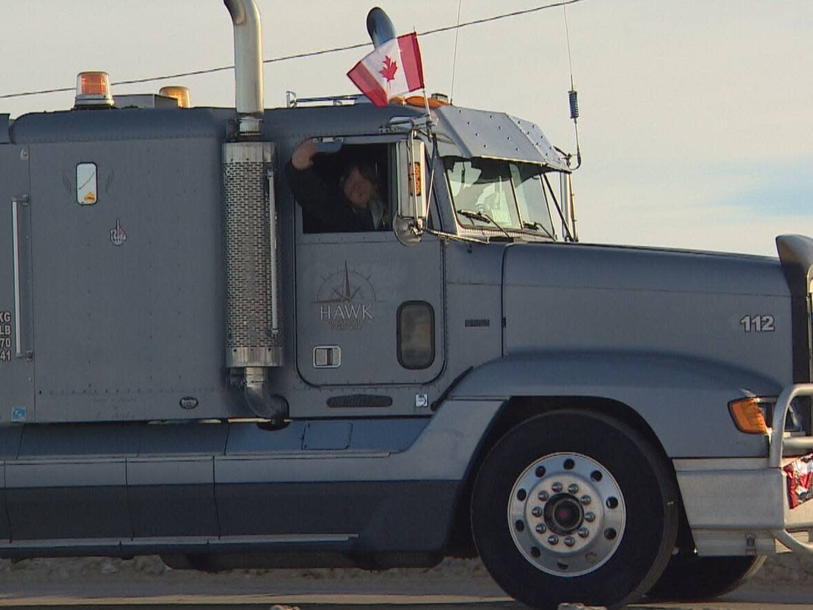 A trucking convoy drives through Saskatoon, Sask. on Jan. 24, 2022 en route to Ottawa to protest a federal vaccine mandate.  (Don Somers/CBC - image credit)