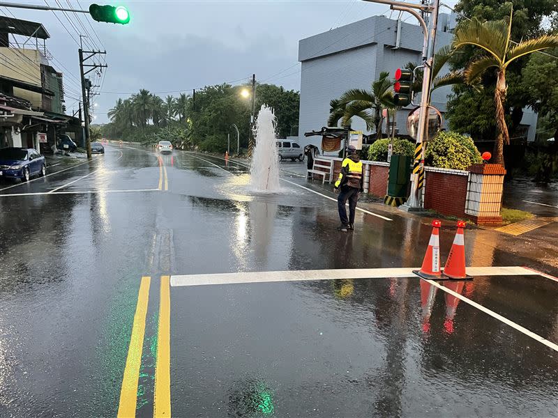 高雄馬路驚見巨大噴泉。（圖／翻攝畫面）