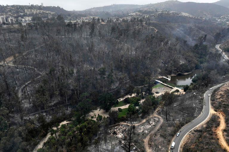 Vista aérea del Jardín Botánico después de un incendio forestal en Viña del Mar