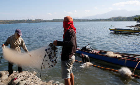 Fishermen are pictured in Masinloc, Zambales in the Philippines April 22, 2015. REUTERS/Erik De Castro
