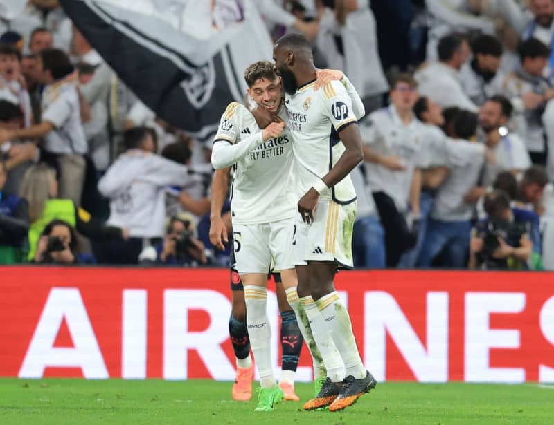 Real Madrid's Federico Valverde (L) celebrates with Antonio Rudiger after scoring his side's third goal during the UEFA Champions League quarter-final first leg soccer match between Real Madrid and Manchester City at the Santiago Bernabeu Stadium. Paul Terry/CSM via ZUMA Press Wire/dpa