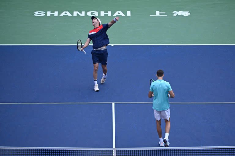 Horacio Zeballos y Marcel Granollers celebran la conquista en el Masters de Shanghai, tras superar a Rohan Bopanna y Matthew Ebden (Photo by WANG Zhao / AFP)