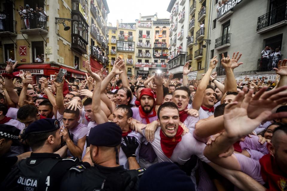 <p>Pese a que los Sanfermines suelen despertar una gran emoción, lo cierto es que pocas veces se han vivido escenas de tantísima ilusión en la ciudad ante la celebración de las fiestas. (Photo by MIGUEL RIOPA/AFP via Getty Images)</p> 