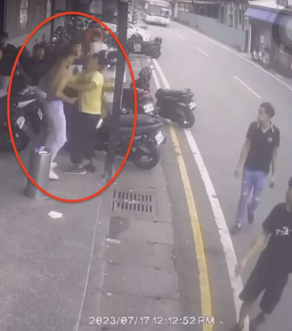 涉嫌騷擾女店員的黃男（黃衣者）出手推了打赤膊的邱男，隨即爆發衝突。（圖／翻攝自臉書《爆料公社》）