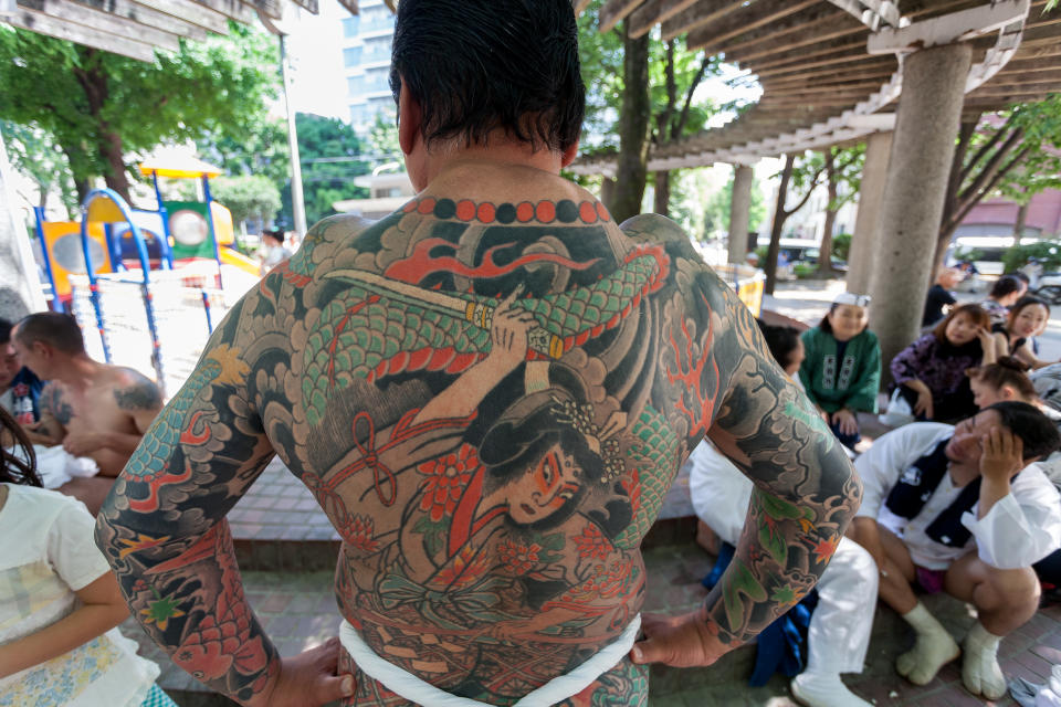 Koi-Karpfen (hier am linken Arm zu sehen), Samurai, Drachen und andere traditionell japanische Motive werden großflächig auf den Körper tätowiert (Bild: Getty)