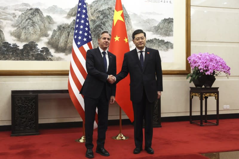 <cite>2023年6月18日，美國國務卿布林肯（左）與中國外交部長秦剛（右）在北京釣魚台國賓館會晤。（美聯社）</cite>