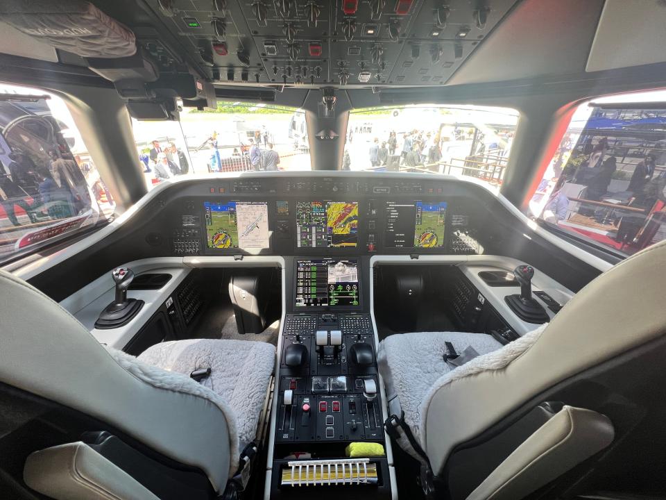 The cockpit of an Embraer Praetor 600