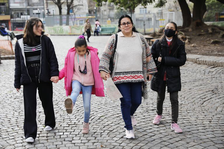 Stella Maris Galarza, con sus tres hijas más chicas