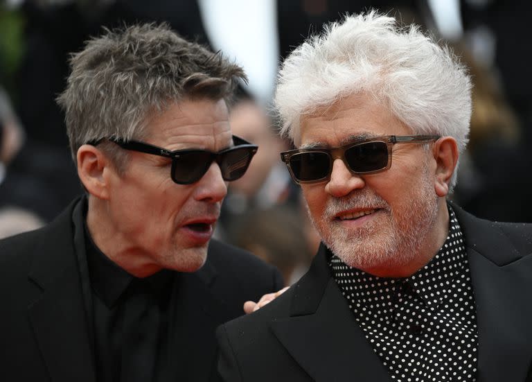 Ethan Hawke y Pedro Almodóvar, muy elegantes