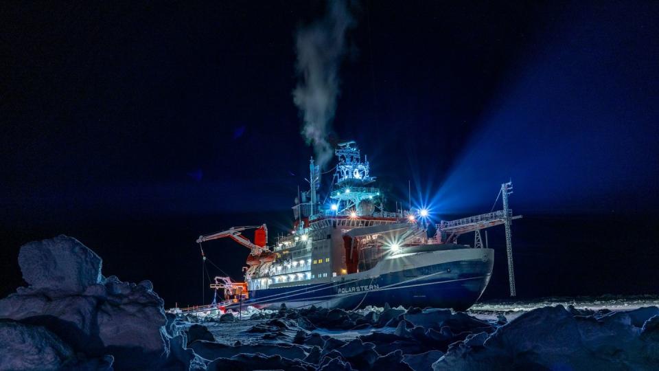 Das Forschungsschiff «Polarstern» liegt während der einjährigen «Mosaic»-Expedition in der zentralen Arktis.