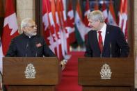 India's Prime Minister Narendra Modi (L) and Canada's Prime Minister Stephen Harper participate in a news conference on Parliament Hill in Ottawa April 15, 2015. Modi is making stops in Ottawa, Toronto and Vancouver during his visit to Canada. REUTERS/Blair Gable