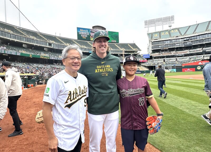 黃仁勳與青少棒球員互動 黃仁勳在舊金山台灣日場邊與奧克蘭運動家球員佛格 森（中）及青少棒球員（右）和互動，並告訴青少棒 球員《人生決勝球》是一部很棒的電影。 中央社記者張欣瑜舊金山攝 113年5月26日 