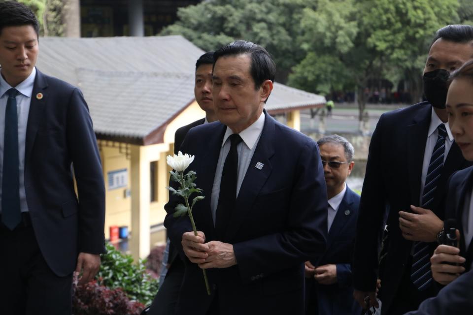 前總統馬英九在張自忠的雕像前致意，數度落淚，郭倍宏批評「哪有這麽懦弱的台灣總統？」   圖：馬英九基金會/提供(資料照)