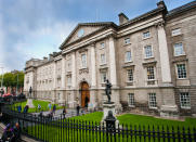 En pleno centro de Dublín se encuentra el Trinity College, la universidad más antigua de Irlanda y una de las más populares del mundo. Inaugurada en 1592, debe su fama también a sus elegantes edificios de estilo clásico. (Foto: Getty Images).