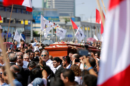 Amigos y familiares transportan el ataúd con los restos del expresidente de Perú Alan García, en Lima, Perú, Abril 19, 2019. REUTERS/Janine Costa