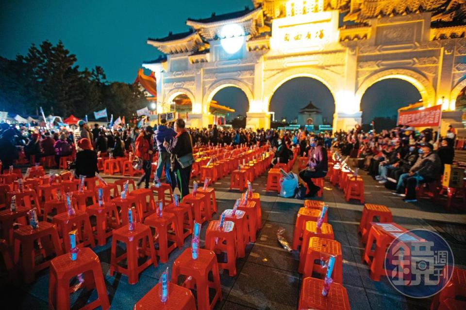 選前之夜，國民黨在自由廣場舉辦民主守夜造勢，民眾響應情況並不熱絡。