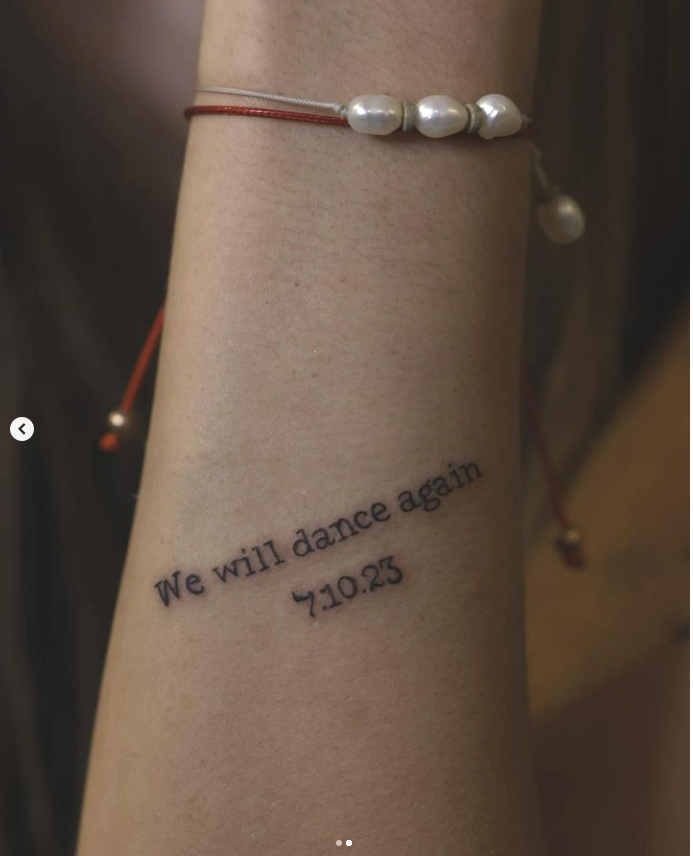 Mia Schem s’est fait tatouer la phrase « Nous danserons à nouveau », en anglais, sur le bras gauche avec la date du 7 octobre 2023, jour de l’attaque terroriste du Hamas.
