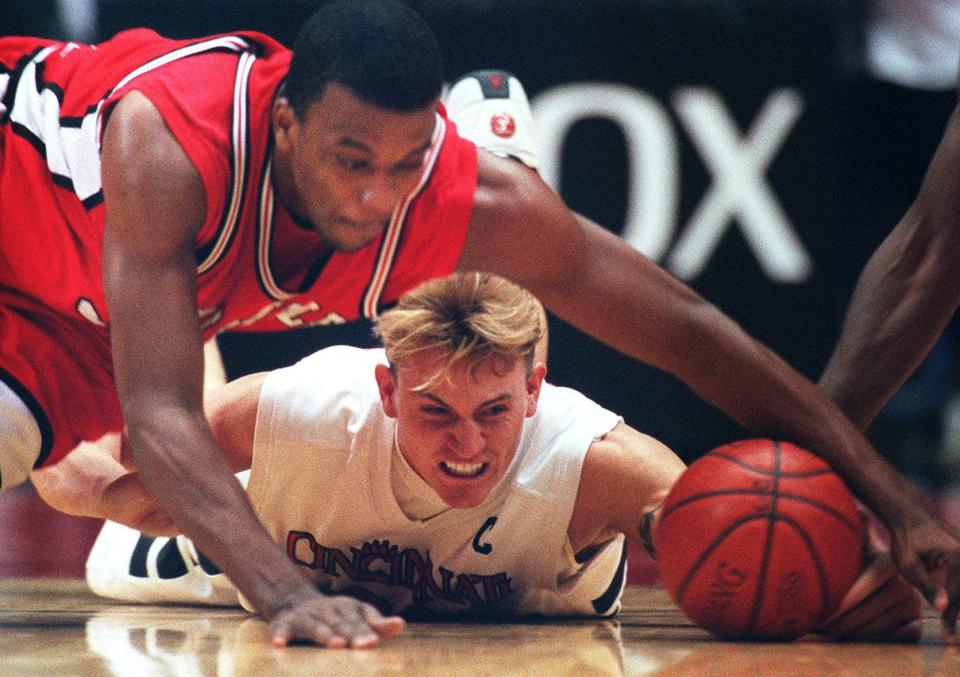 Bobby Brannen, on the floor scrapping for a ball with Louisville's Damion Dantzler in 1998, will be part of the 2022 Greater Cincinnati Basketball Hall of Fame