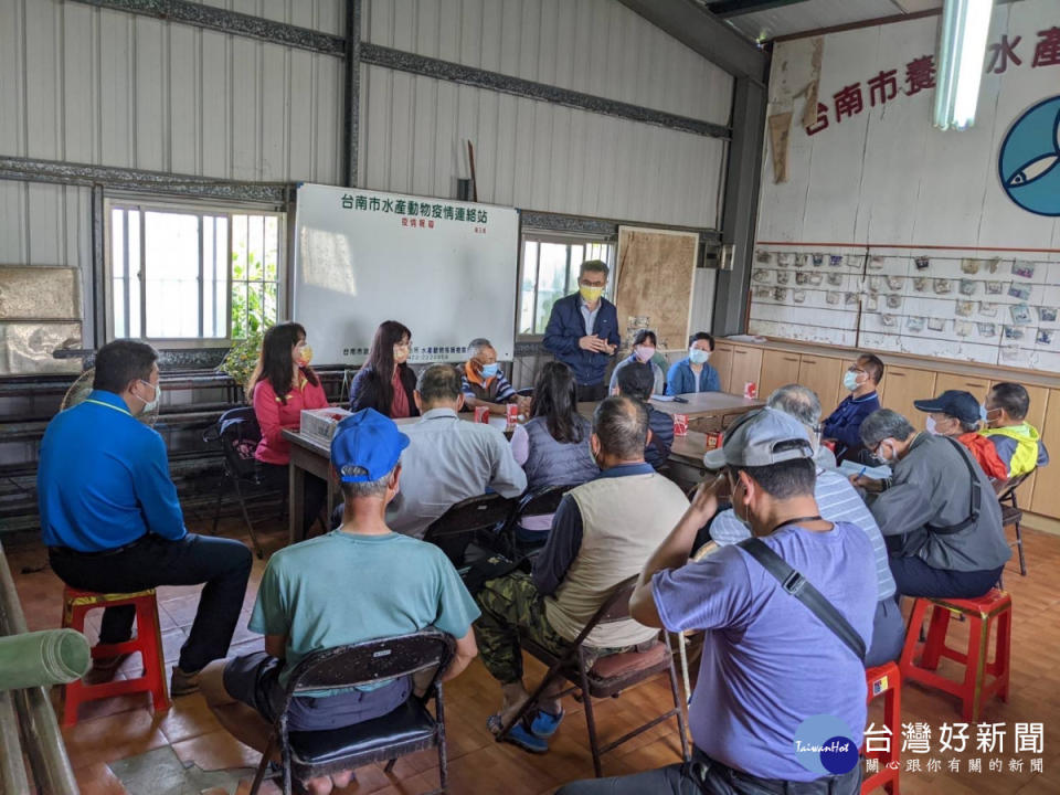 動保處參與水產產銷班開會實況，提供魚蝦疾病相關諮詢及輔導。（南市府農業局提供）