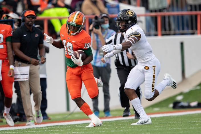 Florida A&amp;M Rattlers wide receiver Xavier Smith (19) runs the ball during a game between FAMU and Grambling State University at Bragg Memorial Stadium on FAMU&#39;s homecoming Saturday, Oct. 30, 2021.