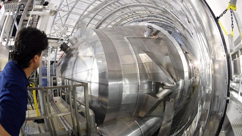 Das Hauptspektrometer der Anlage im Karlsruher Institut für Technologie (KIT). Foto: Uli Deck