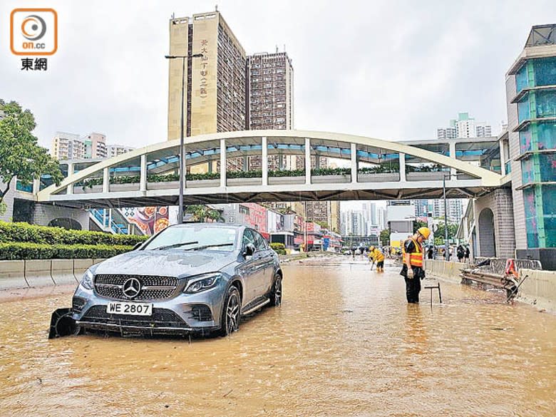 早前暴雨令汽車在路中死火。