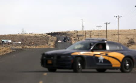 A law enforcement checkpoint is shown near the Malheur Wildlife Refuge outside of Burns, Oregon February 11, 2016. REUTERS/Jim Urquhart